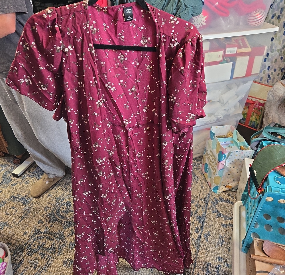 SHEIN Burgundy Floral Short Robe
